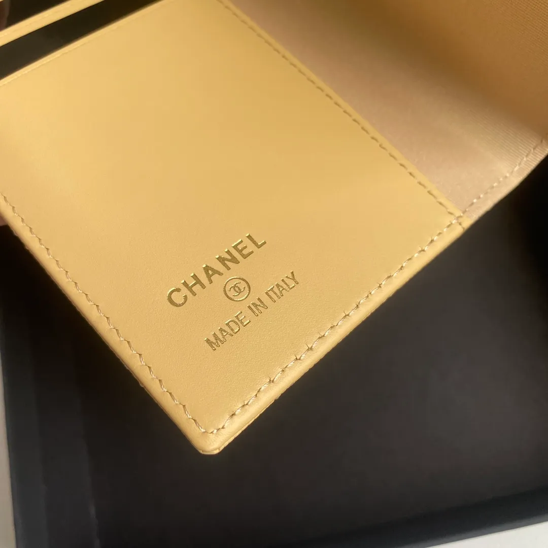 280💰 CHANEL Classic Passport Holder❤️Good news for friends who are traveling! This passport holder is made of imported first-layer grain embossed cowhide, with a burgundy first-layer trim finish on the inside! 4⃣️Card slots...very convenient and practical. Model No. 80385. Size 14.5×10.5×2cm