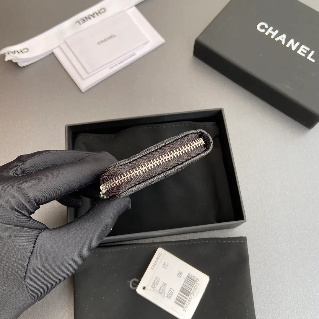 [Special grade hardware original leather] 💰320 Xiaoxiang small zipper bag card holder series Hook chain quilted card holder with iconic metal logo Silver tone metal hardware, special Italian imported leather 1 card slot wallet bag, 1 hook chain Number: 0221 Black fine ball silver Size: w11.5×h7.5×1.5cm