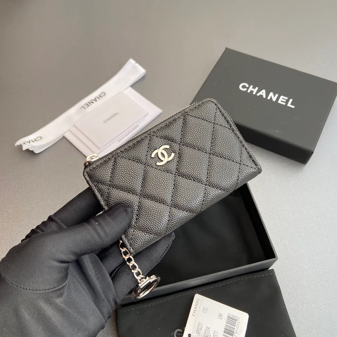 [Special grade hardware original leather] 💰320 Xiaoxiang small zipper bag card holder series Hook chain quilted card holder with iconic metal logo Silver tone metal hardware, special Italian imported leather 1 card slot wallet bag, 1 hook chain Number: 0221 Black fine ball silver Size: w11.5×h7.5×1.5cm