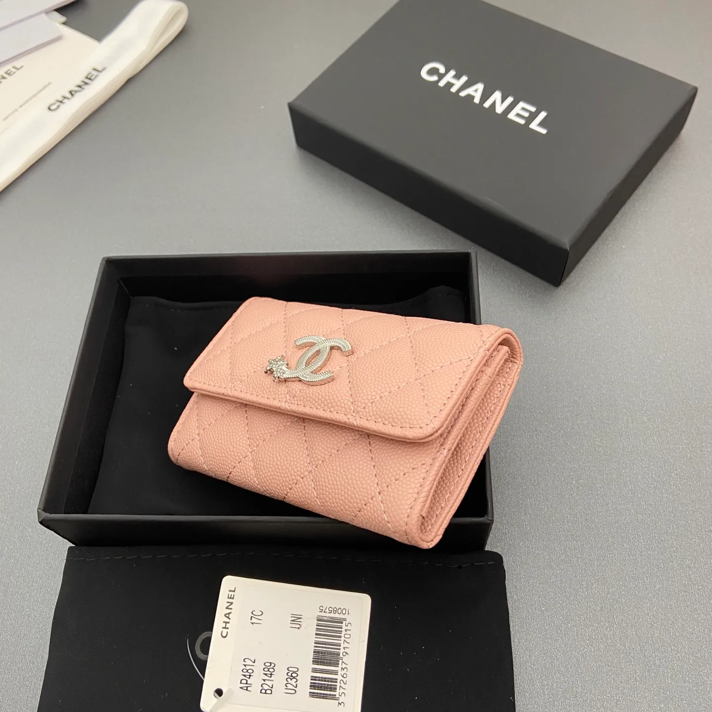 25b new series caviar cowhide with stars ⭐logo shiny blingblibg~card holder series item number: A 4812 price: 340 size: w11×h7cm color: pink fine ball pattern silver star hardware