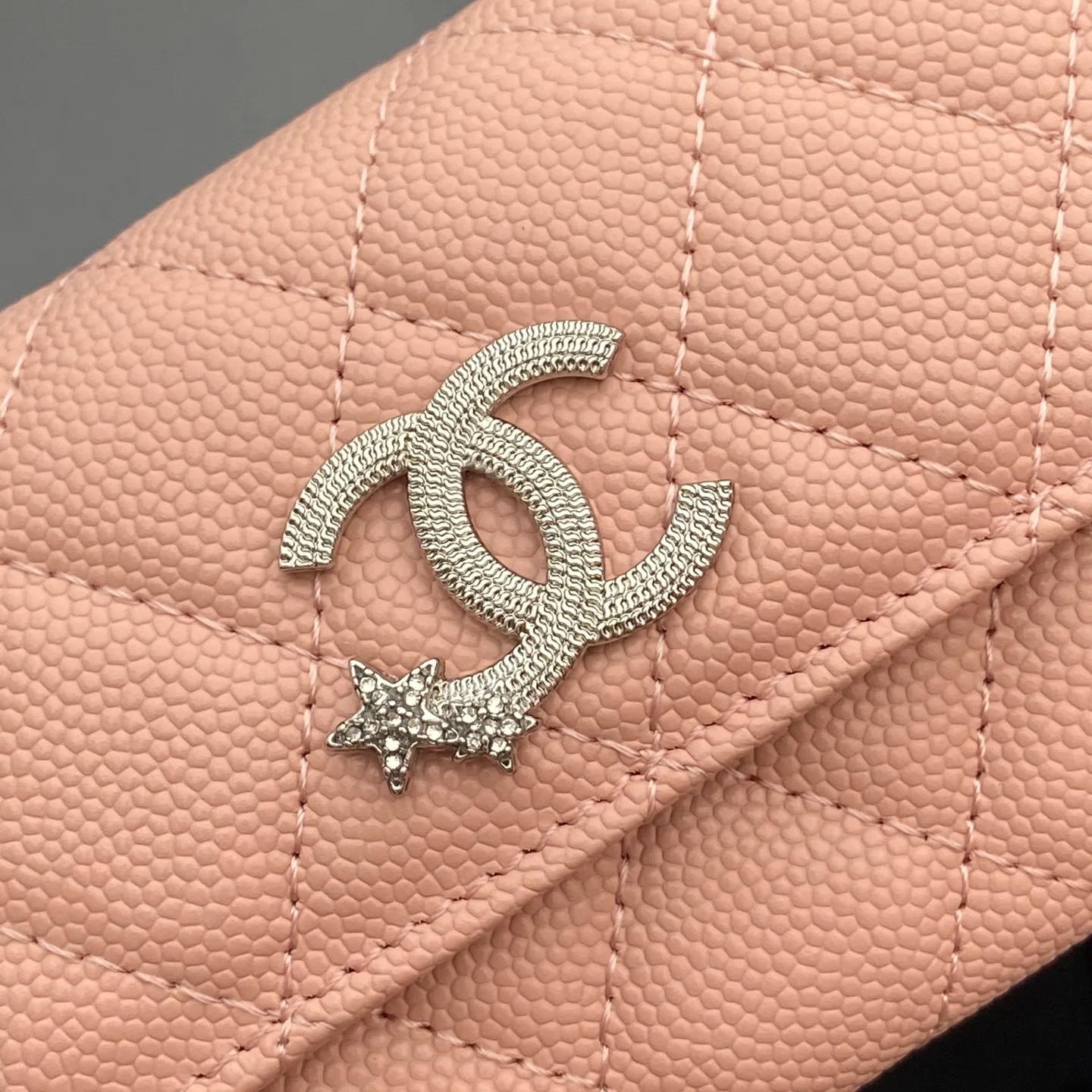 25b new series caviar cowhide with stars ⭐logo shiny blingblibg~card holder series item number: A 4812 price: 340 size: w11×h7cm color: pink fine ball pattern silver star hardware