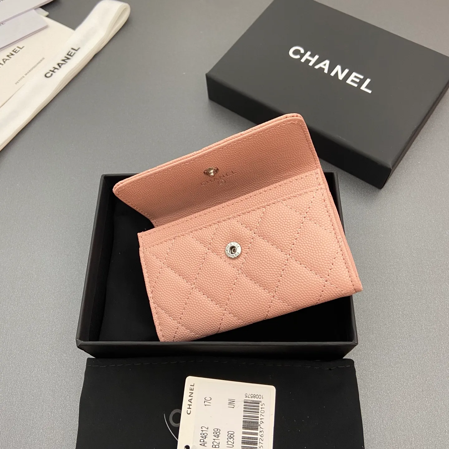 25b new series caviar cowhide with stars ⭐logo shiny blingblibg~card holder series item number: A 4812 price: 340 size: w11×h7cm color: pink fine ball pattern silver star hardware