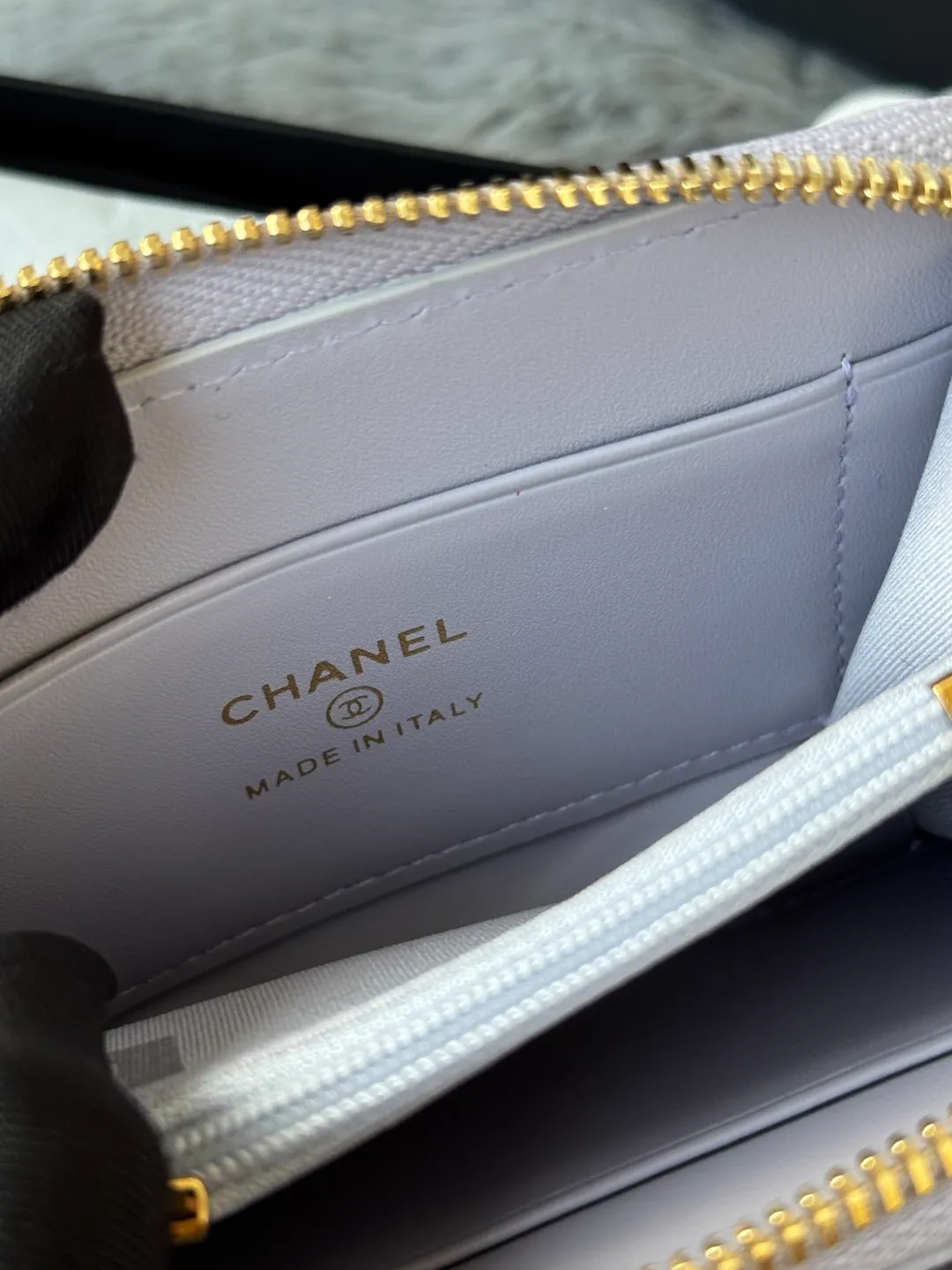 Medium size 💰360💰 finally arrived, chanel 25c oversized zipper bag with zipper inside. First place to eat melon. Large black gold cow coin purse with inner zipper. Made of caviar cowhide. Ginza sa is great. Enthusiastic and patient. I picked up a bunch of black gold card holders. There are several popular coin purses. I went for the L-shaped zipper coin purse. I tried it on the spot. My nails are a little difficult to insert cards. The 25c model is enlarged and looks great. The upgraded version is very practical. Buy it quickly! chanel25c chanel coin purse chanel card holder card holder recommended zipper coin purse chanel number: 3686 (0112) 25c size: 12*5cmx8cmx2cm