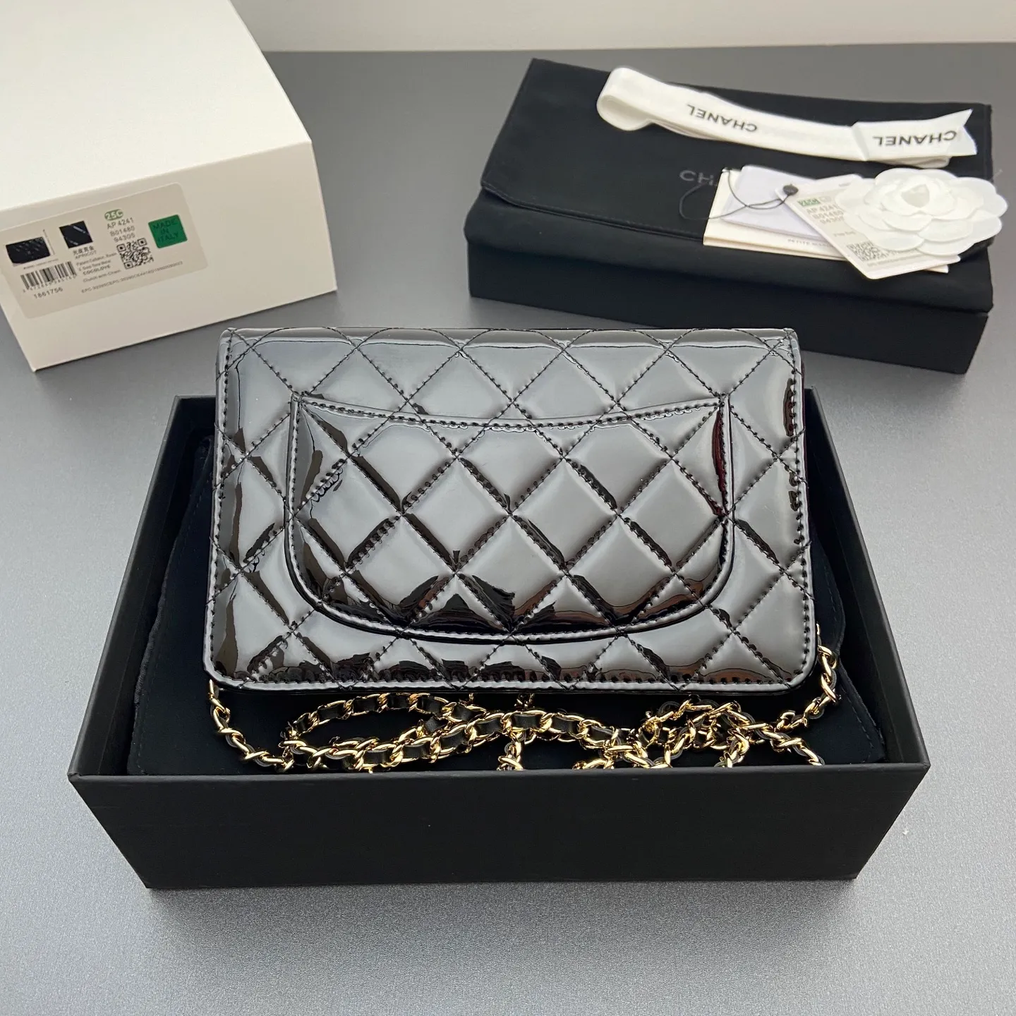 Xiaoxiang imported Italian caviar calfskin [upgraded version] Item number: A4241 Price: 700 Size: w20×h13×d3.5cm Color: smooth leather black leather golden steel mark