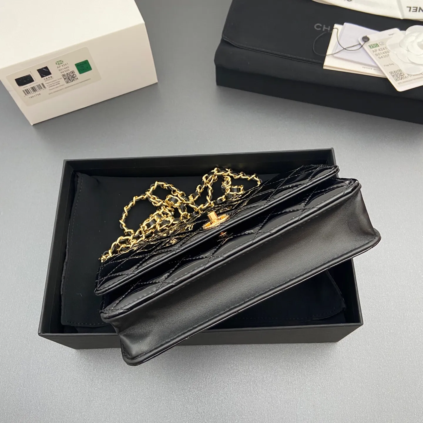 Xiaoxiang imported Italian caviar calfskin [upgraded version] Item number: A4241 Price: 700 Size: w20×h13×d3.5cm Color: smooth leather black leather golden steel mark