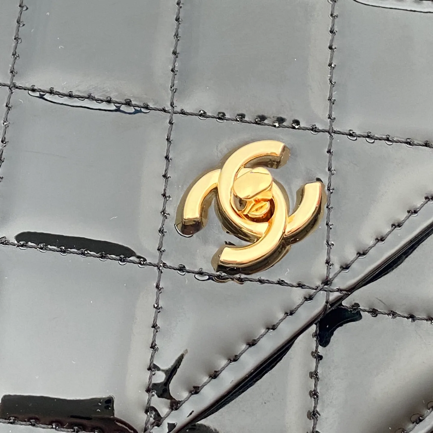 Xiaoxiang imported Italian caviar calfskin [upgraded version] Item number: A4241 Price: 700 Size: w20×h13×d3.5cm Color: smooth leather black leather golden steel mark
