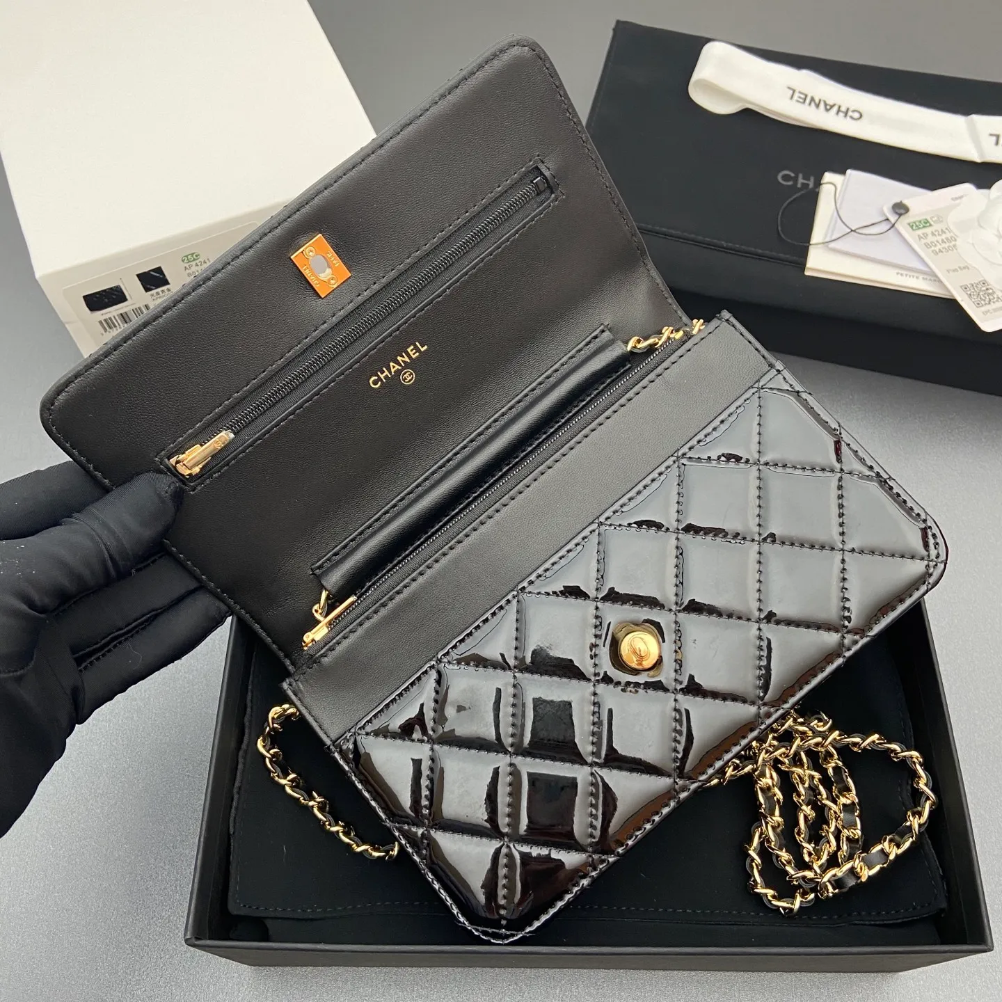 Xiaoxiang imported Italian caviar calfskin [upgraded version] Item number: A4241 Price: 700 Size: w20×h13×d3.5cm Color: smooth leather black leather golden steel mark