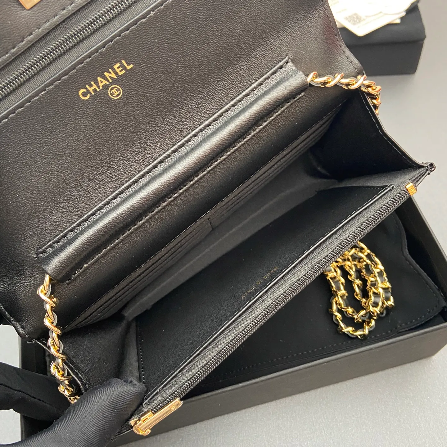 Xiaoxiang imported Italian caviar calfskin [upgraded version] Item number: A4241 Price: 700 Size: w20×h13×d3.5cm Color: smooth leather black leather golden steel mark