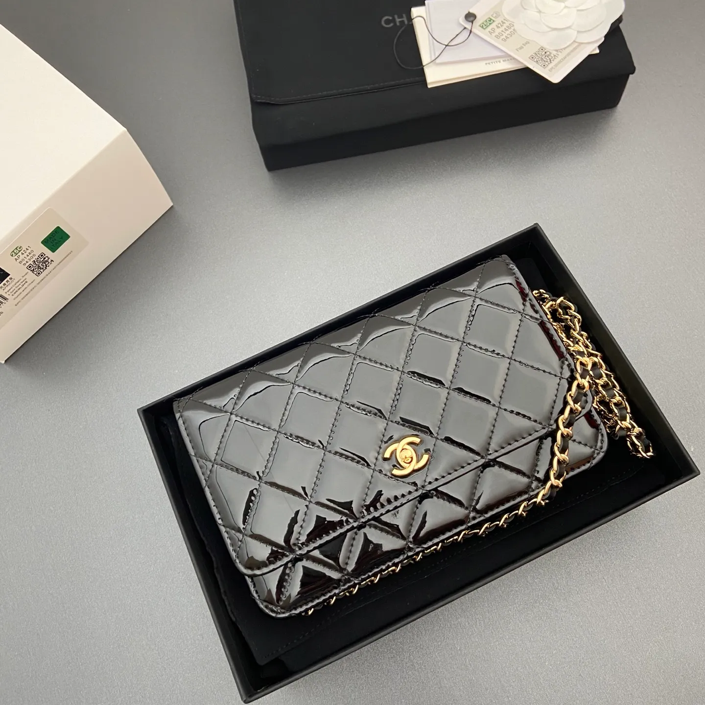Xiaoxiang imported Italian caviar calfskin [upgraded version] Item number: A4241 Price: 700 Size: w20×h13×d3.5cm Color: smooth leather black leather golden steel mark