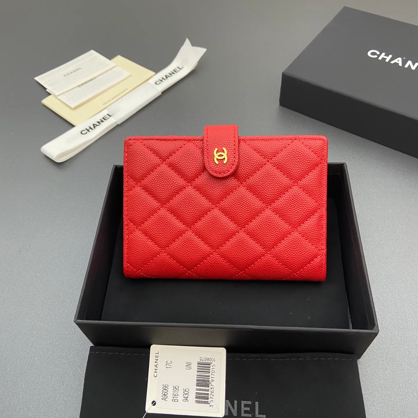 [Special grade hardware original leather] ¥440 Xiaoxiang Passport Holder Series Quilted with iconic metal logo Gold tone metal hardware, special Italian imported leather 4 card slots, 1 small zipper pocket. 1 banknote compartment, 1 passport holder card slot No.: 96066 Big red thin ball gold buckle Size: w10×h14×d2cm