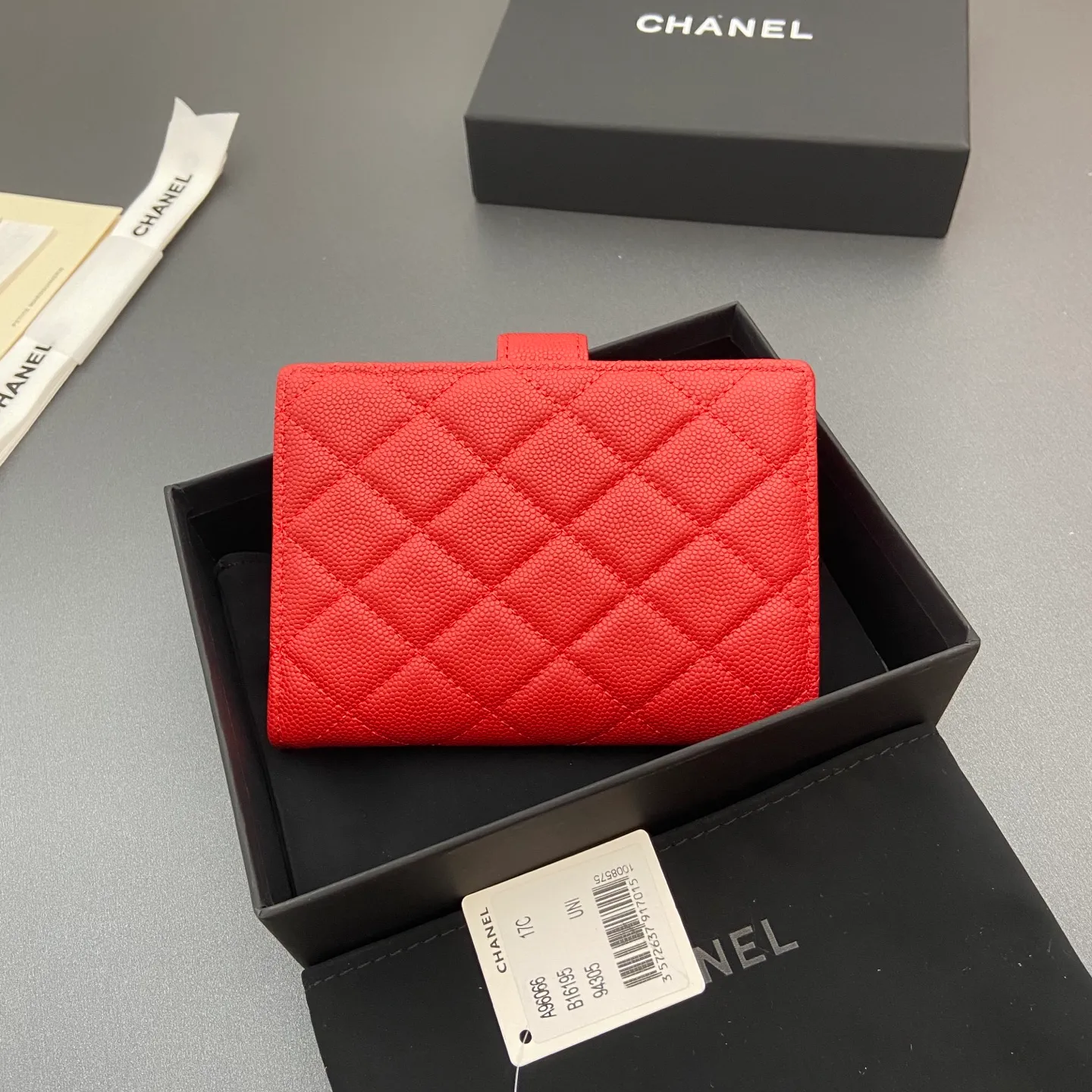 [Special grade hardware original leather] ¥440 Xiaoxiang Passport Holder Series Quilted with iconic metal logo Gold tone metal hardware, special Italian imported leather 4 card slots, 1 small zipper pocket. 1 banknote compartment, 1 passport holder card slot No.: 96066 Big red thin ball gold buckle Size: w10×h14×d2cm