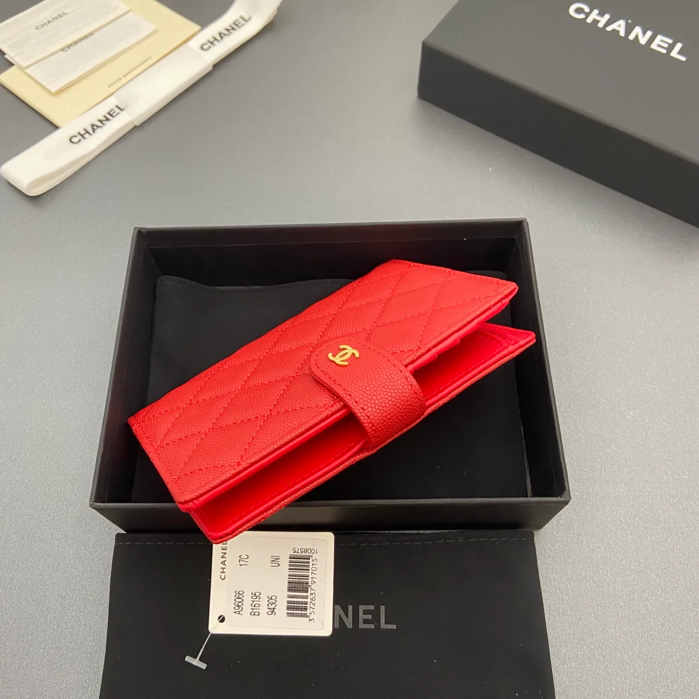 [Special grade hardware original leather] ¥440 Xiaoxiang Passport Holder Series Quilted with iconic metal logo Gold tone metal hardware, special Italian imported leather 4 card slots, 1 small zipper pocket. 1 banknote compartment, 1 passport holder card slot No.: 96066 Big red thin ball gold buckle Size: w10×h14×d2cm