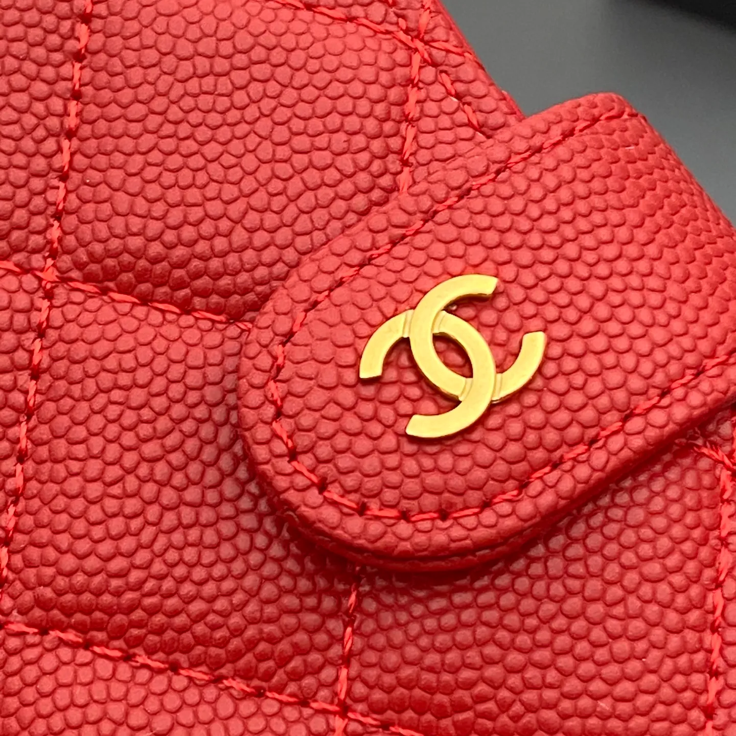 [Special grade hardware original leather] ¥440 Xiaoxiang Passport Holder Series Quilted with iconic metal logo Gold tone metal hardware, special Italian imported leather 4 card slots, 1 small zipper pocket. 1 banknote compartment, 1 passport holder card slot No.: 96066 Big red thin ball gold buckle Size: w10×h14×d2cm
