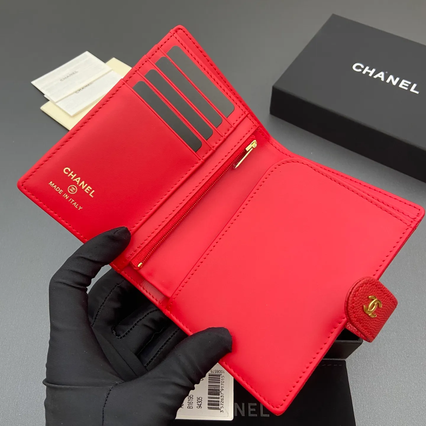 [Special grade hardware original leather] ¥440 Xiaoxiang Passport Holder Series Quilted with iconic metal logo Gold tone metal hardware, special Italian imported leather 4 card slots, 1 small zipper pocket. 1 banknote compartment, 1 passport holder card slot No.: 96066 Big red thin ball gold buckle Size: w10×h14×d2cm