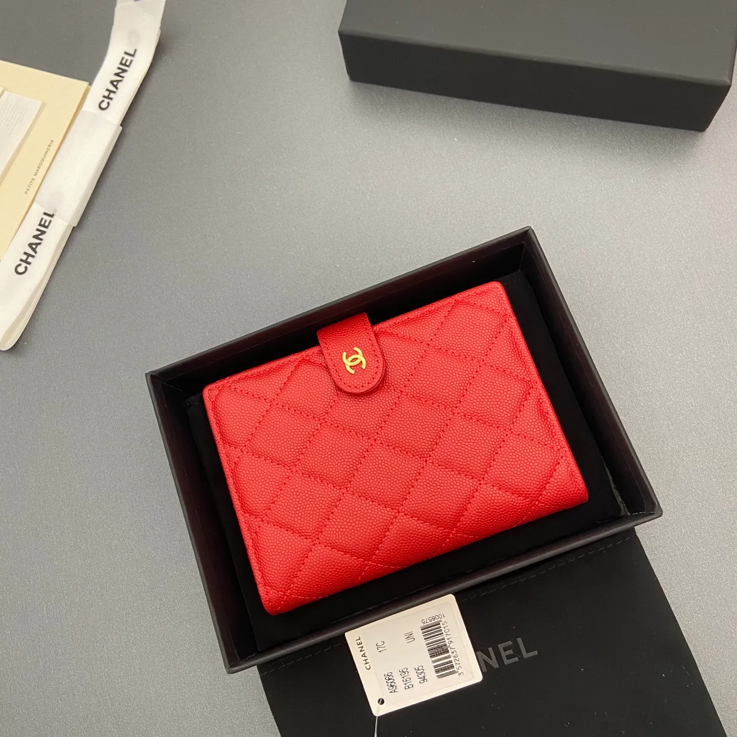 [Special grade hardware original leather] ¥440 Xiaoxiang Passport Holder Series Quilted with iconic metal logo Gold tone metal hardware, special Italian imported leather 4 card slots, 1 small zipper pocket. 1 banknote compartment, 1 passport holder card slot No.: 96066 Big red thin ball gold buckle Size: w10×h14×d2cm