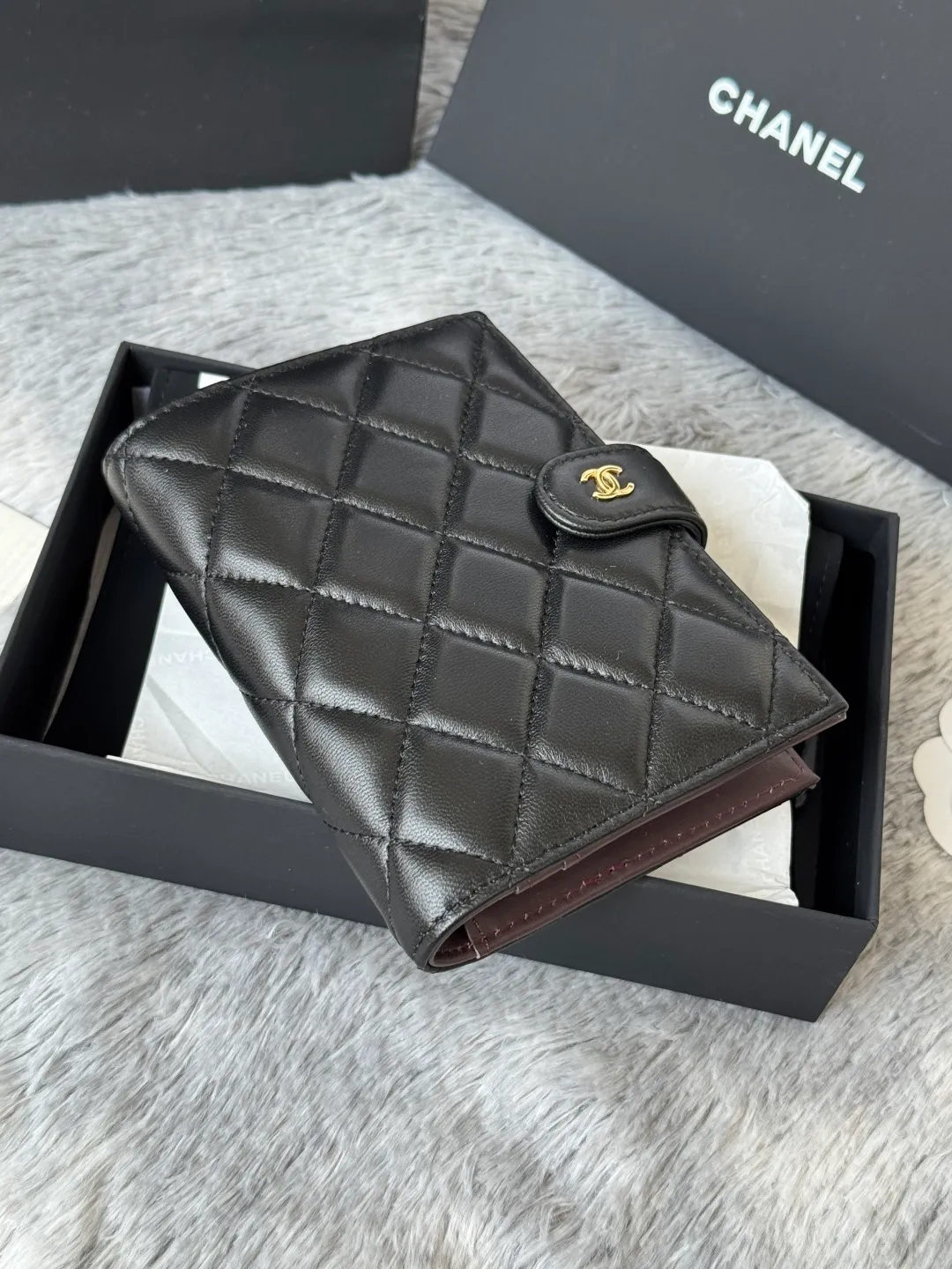 💰440💰4050 New product launched Passport wallet 2-in-1 passport holder that can hold cash, credit card and passport. CHANEL multifunctional passport holder, original quality, made of imported lambskin, color as shown in the picture, exclusive real shot, this design may also enter the classic series in the future. Style number: AP6392 Size: 15*10*3cm.