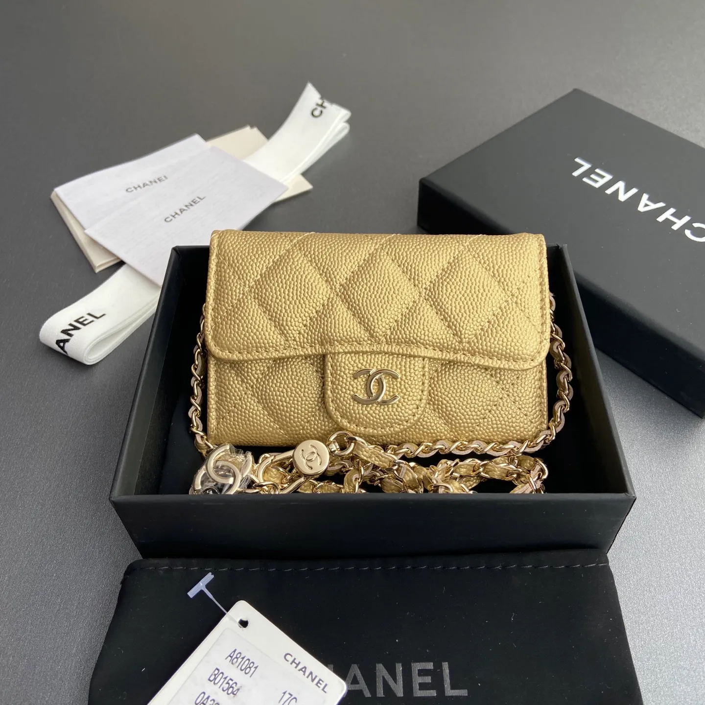 Xiaoxiang imported Italian grain cowhide Item number: A81081 (chain small card holder) Price: 420 Size: w11×h7cm Color: Golden fine ball pattern Golden steel mark hardware