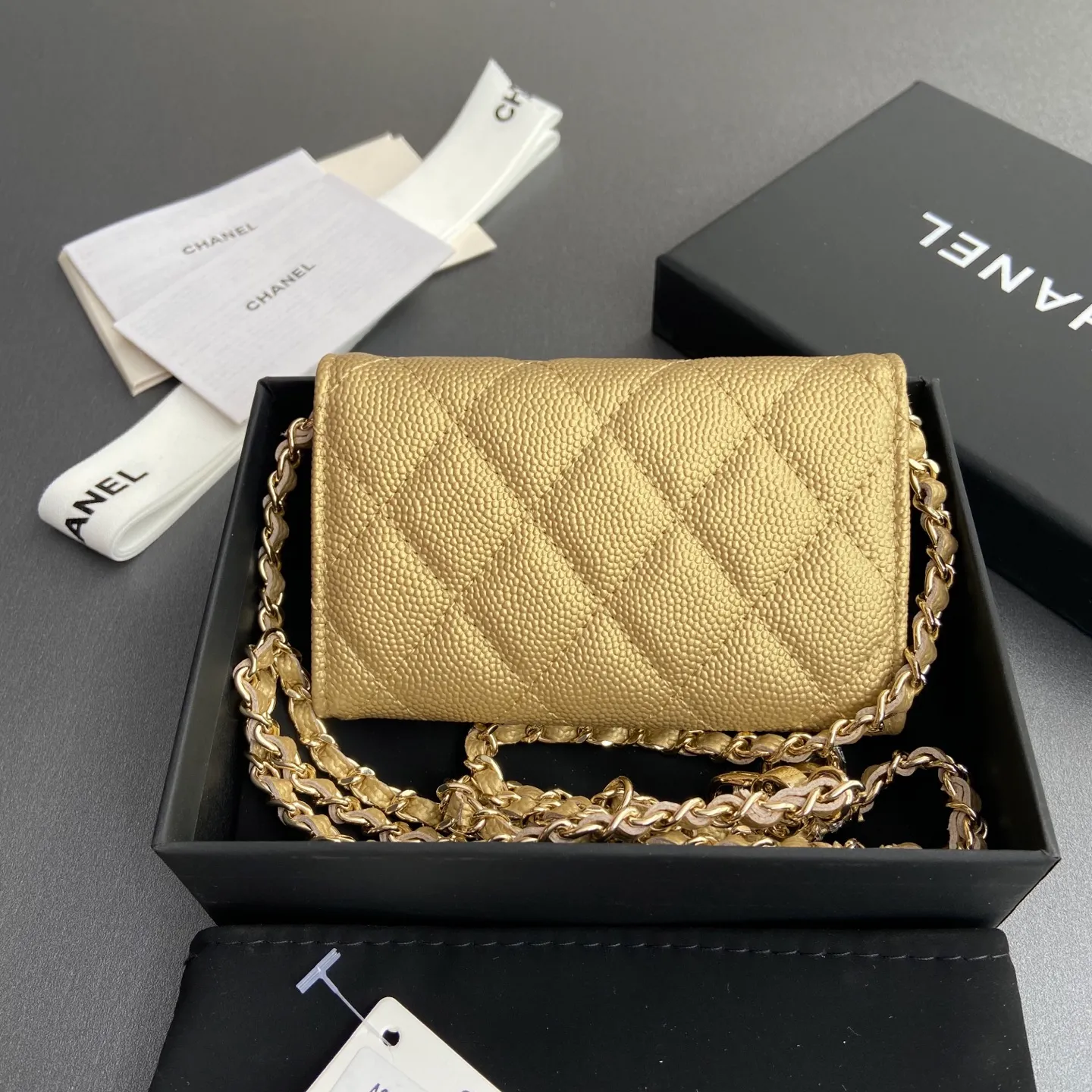 Xiaoxiang imported Italian grain cowhide Item number: A81081 (chain small card holder) Price: 420 Size: w11×h7cm Color: Golden fine ball pattern Golden steel mark hardware