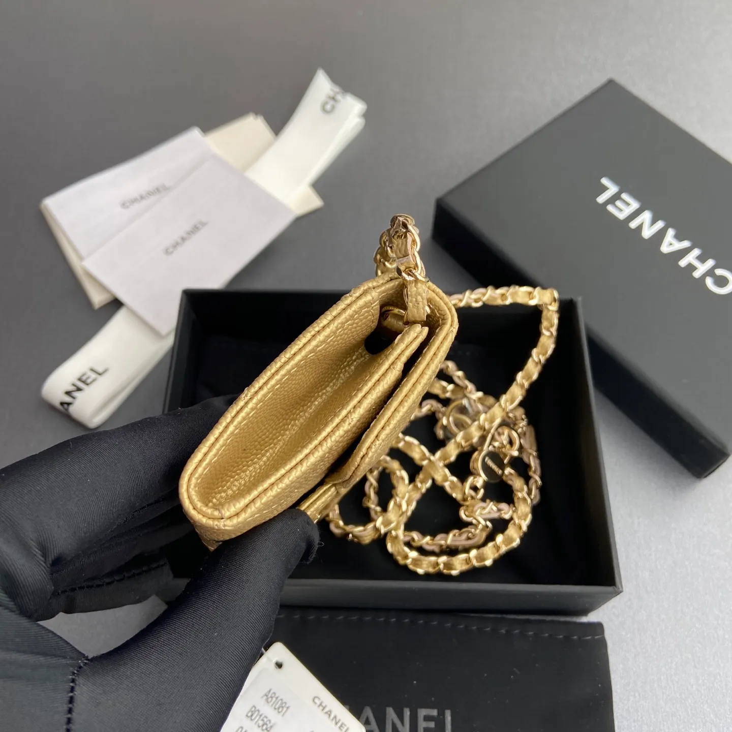 Xiaoxiang imported Italian grain cowhide Item number: A81081 (chain small card holder) Price: 420 Size: w11×h7cm Color: Golden fine ball pattern Golden steel mark hardware