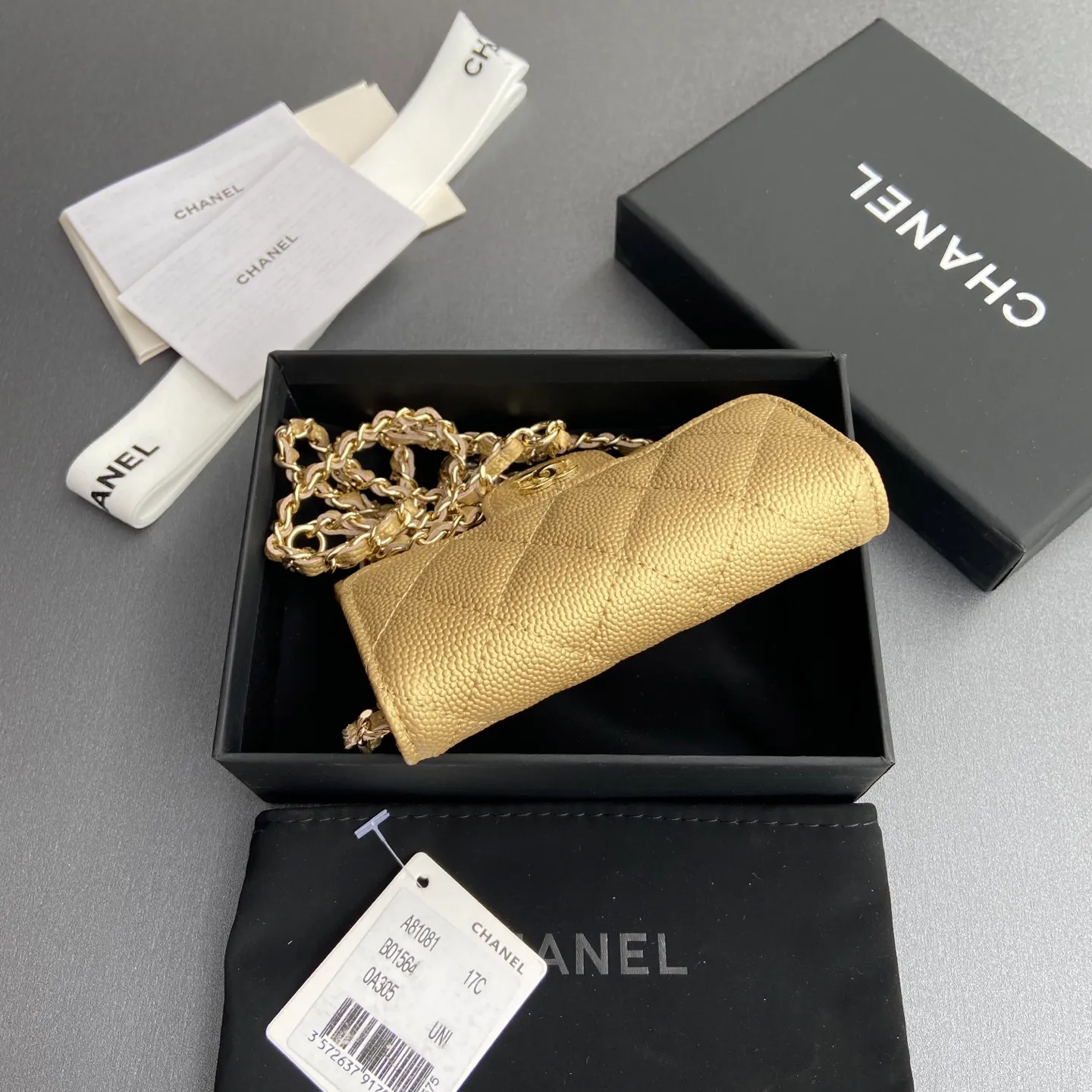 Xiaoxiang imported Italian grain cowhide Item number: A81081 (chain small card holder) Price: 420 Size: w11×h7cm Color: Golden fine ball pattern Golden steel mark hardware