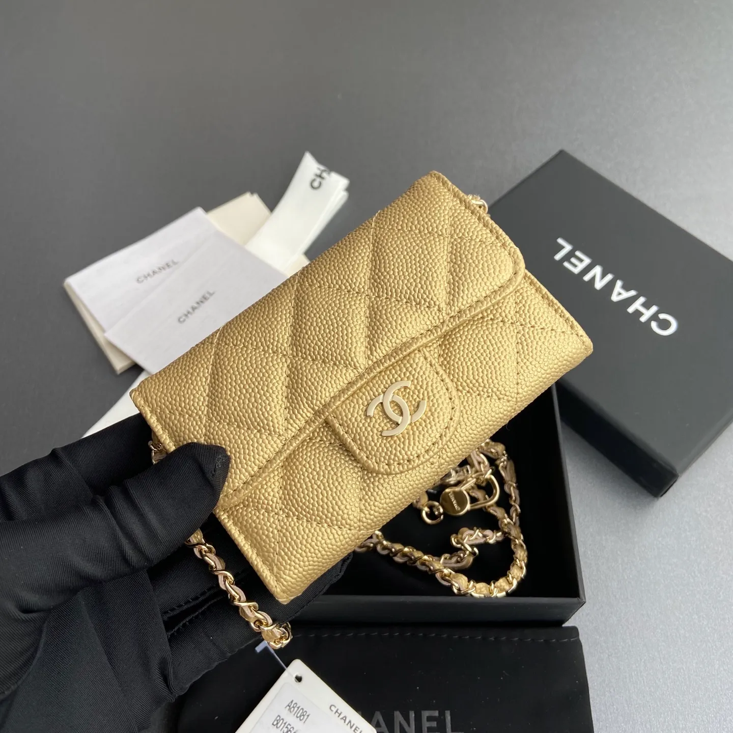 Xiaoxiang imported Italian grain cowhide Item number: A81081 (chain small card holder) Price: 420 Size: w11×h7cm Color: Golden fine ball pattern Golden steel mark hardware