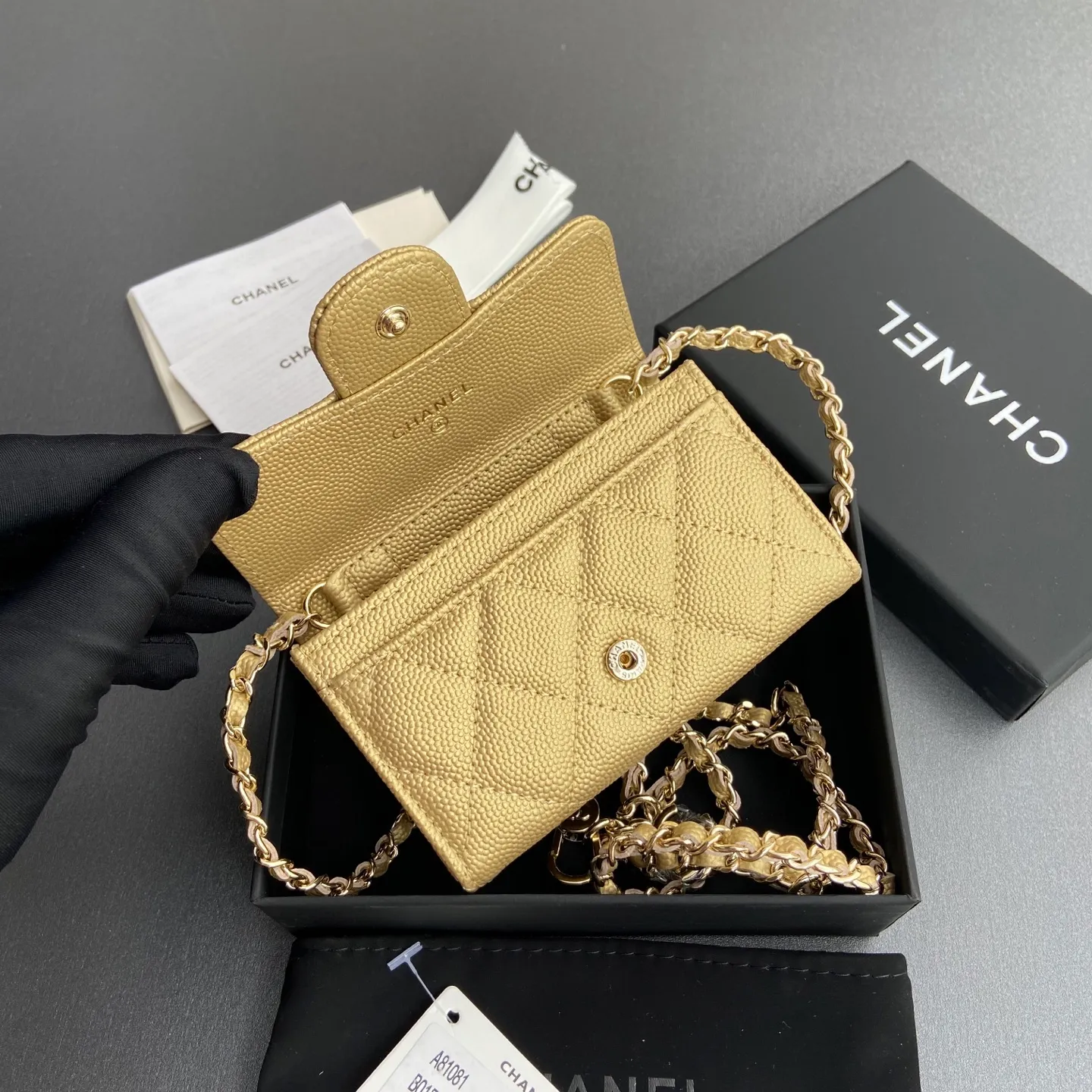 Xiaoxiang imported Italian grain cowhide Item number: A81081 (chain small card holder) Price: 420 Size: w11×h7cm Color: Golden fine ball pattern Golden steel mark hardware