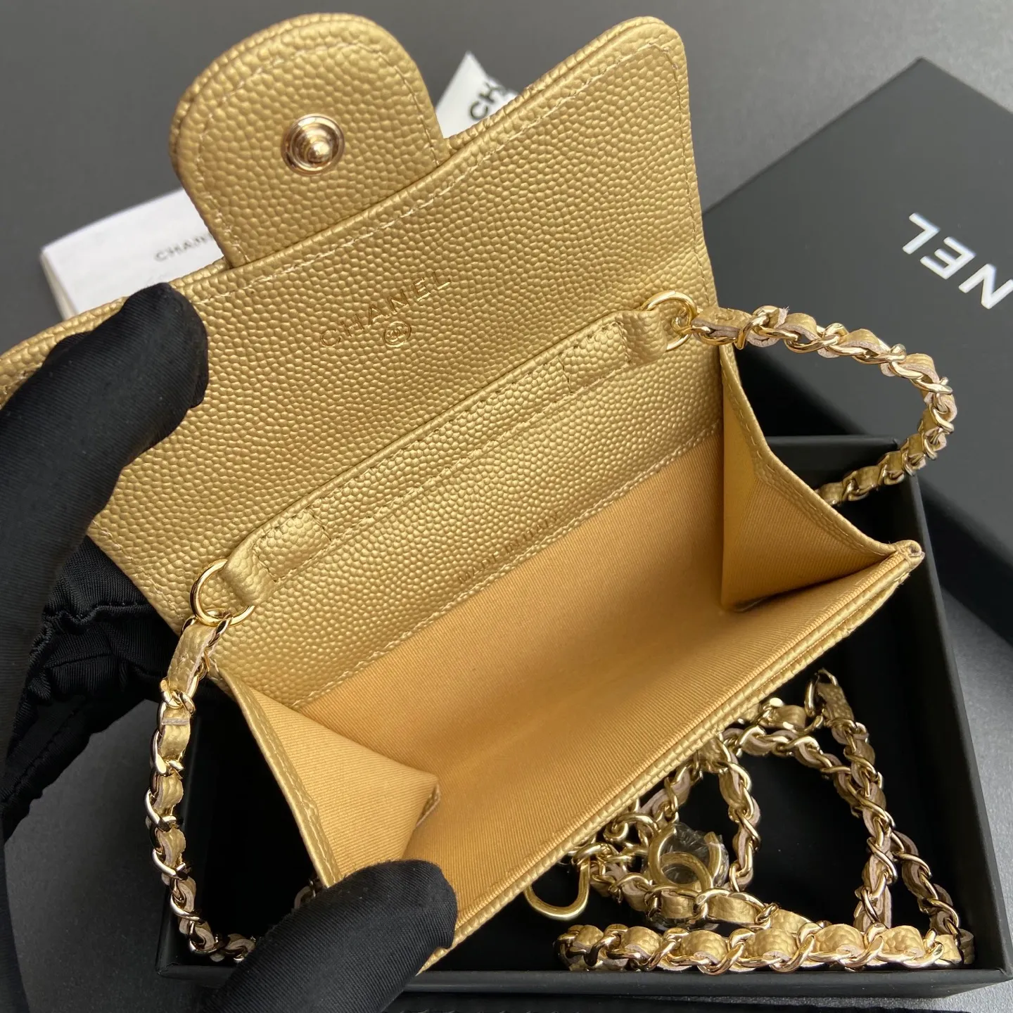 Xiaoxiang imported Italian grain cowhide Item number: A81081 (chain small card holder) Price: 420 Size: w11×h7cm Color: Golden fine ball pattern Golden steel mark hardware