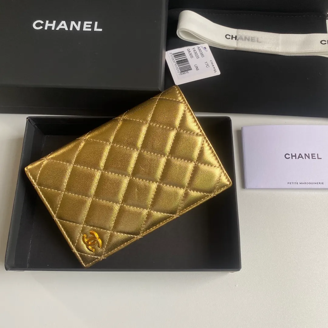 280💰 CHANEL Classic Passport Holder❤️Good news for friends who are traveling! This passport holder is made of imported first-layer grain embossed cowhide, with a burgundy first-layer trim finish on the inside! 4⃣️Card slots...very convenient and practical. Model No. 80385. Size 14.5×10.5×2cm