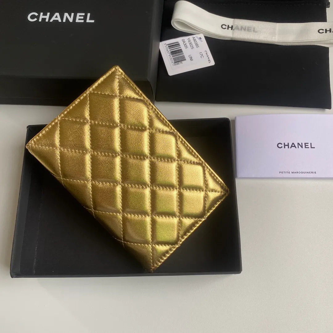 280💰 CHANEL Classic Passport Holder❤️Good news for friends who are traveling! This passport holder is made of imported first-layer grain embossed cowhide, with a burgundy first-layer trim finish on the inside! 4⃣️Card slots...very convenient and practical. Model No. 80385. Size 14.5×10.5×2cm
