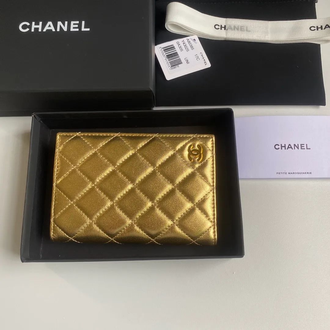 280💰 CHANEL Classic Passport Holder❤️Good news for friends who are traveling! This passport holder is made of imported first-layer grain embossed cowhide, with a burgundy first-layer trim finish on the inside! 4⃣️Card slots...very convenient and practical. Model No. 80385. Size 14.5×10.5×2cm