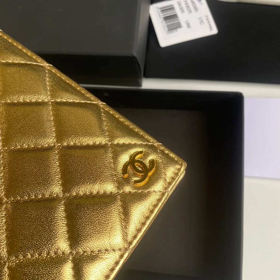 280💰 CHANEL Classic Passport Holder❤️Good news for friends who are traveling! This passport holder is made of imported first-layer grain embossed cowhide, with a burgundy first-layer trim finish on the inside! 4⃣️Card slots...very convenient and practical. Model No. 80385. Size 14.5×10.5×2cm