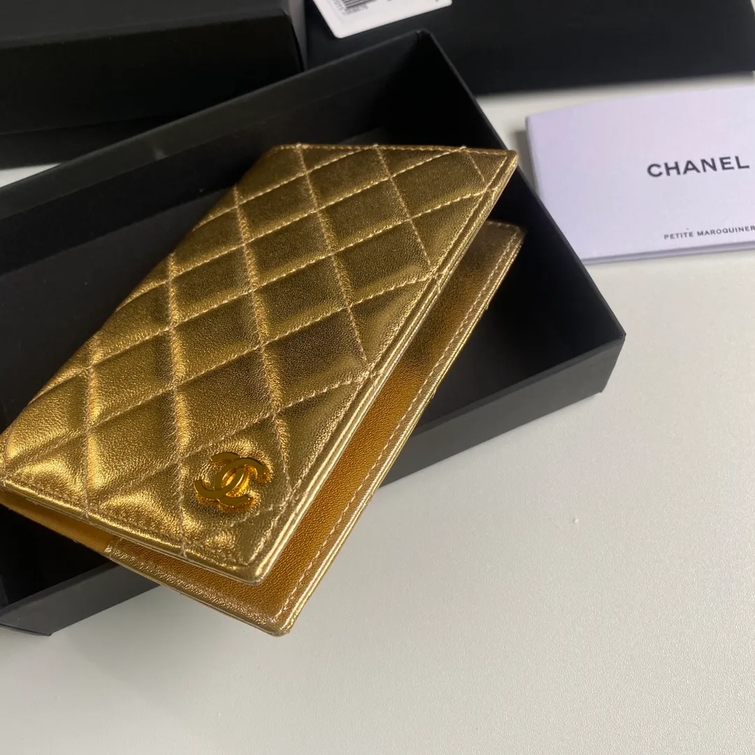 280💰 CHANEL Classic Passport Holder❤️Good news for friends who are traveling! This passport holder is made of imported first-layer grain embossed cowhide, with a burgundy first-layer trim finish on the inside! 4⃣️Card slots...very convenient and practical. Model No. 80385. Size 14.5×10.5×2cm