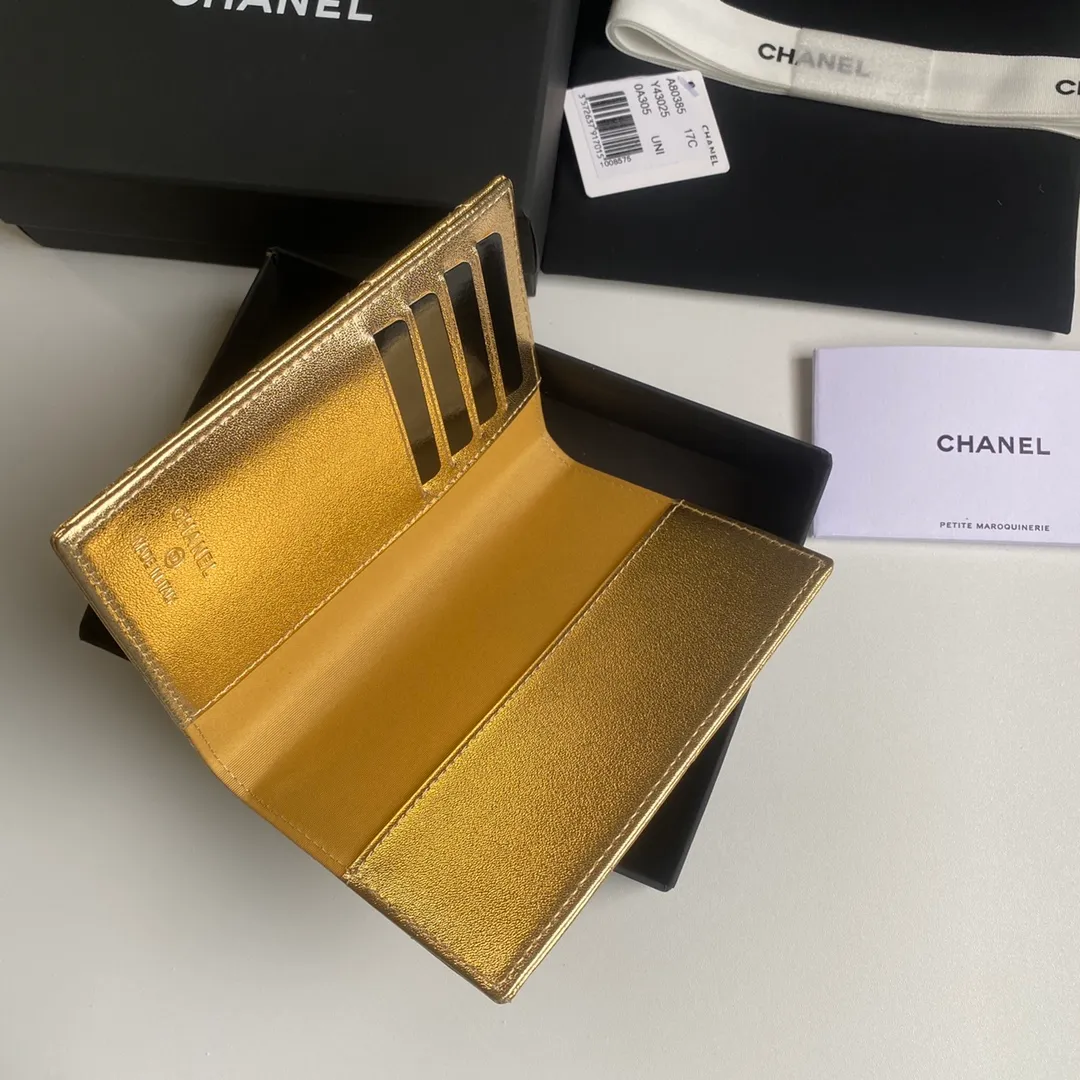 280💰 CHANEL Classic Passport Holder❤️Good news for friends who are traveling! This passport holder is made of imported first-layer grain embossed cowhide, with a burgundy first-layer trim finish on the inside! 4⃣️Card slots...very convenient and practical. Model No. 80385. Size 14.5×10.5×2cm