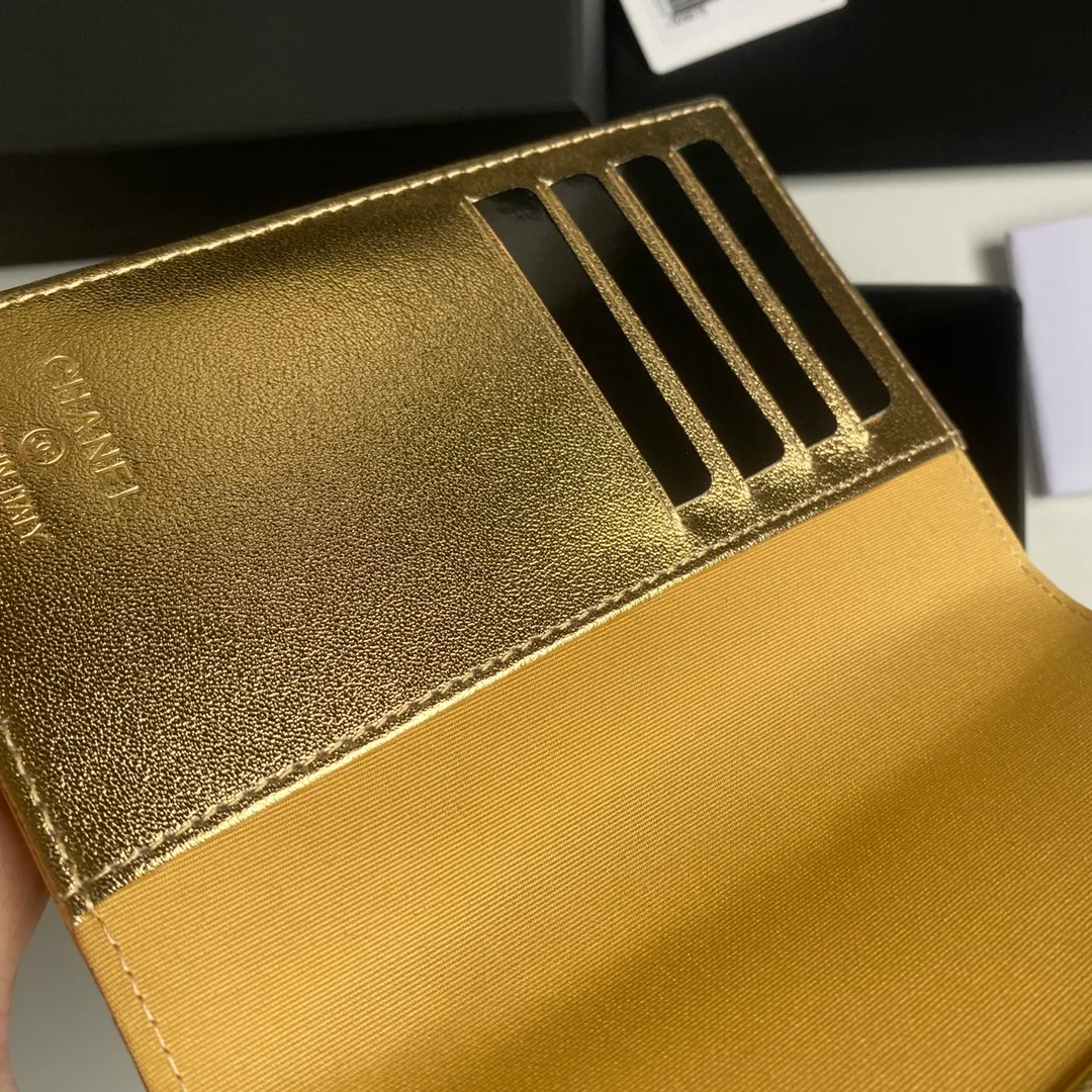 280💰 CHANEL Classic Passport Holder❤️Good news for friends who are traveling! This passport holder is made of imported first-layer grain embossed cowhide, with a burgundy first-layer trim finish on the inside! 4⃣️Card slots...very convenient and practical. Model No. 80385. Size 14.5×10.5×2cm