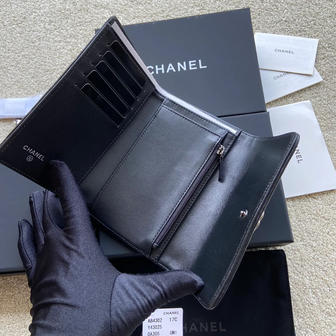 500💰Xiaoxiang imported Italian lambskin Item number: A84302 Size: w15×h10×d2.5 Color: black sheepskin with silver mark