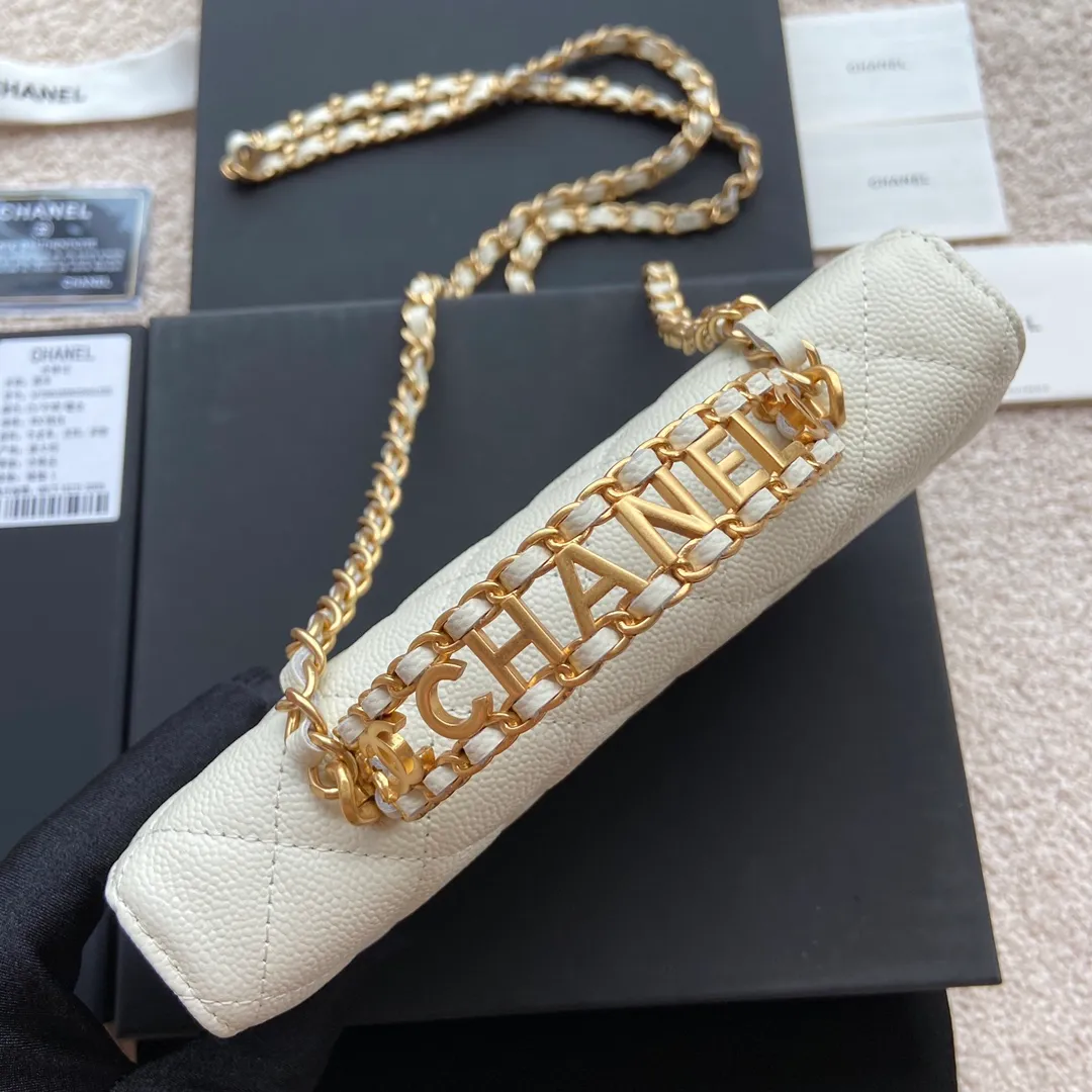 Xiaoxiang imported Italian grained calfskin Item number: AP5608 💰:920 Size: w20×h13×d3.5cm Color: white medium ball pattern golden steel mark