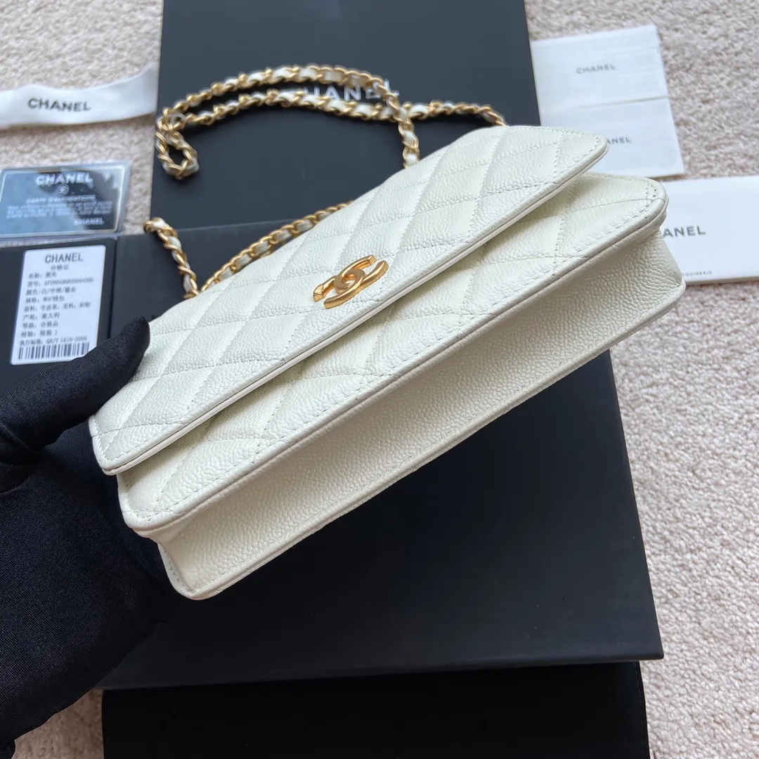 Xiaoxiang imported Italian grained calfskin Item number: AP5608 💰:920 Size: w20×h13×d3.5cm Color: white medium ball pattern golden steel mark