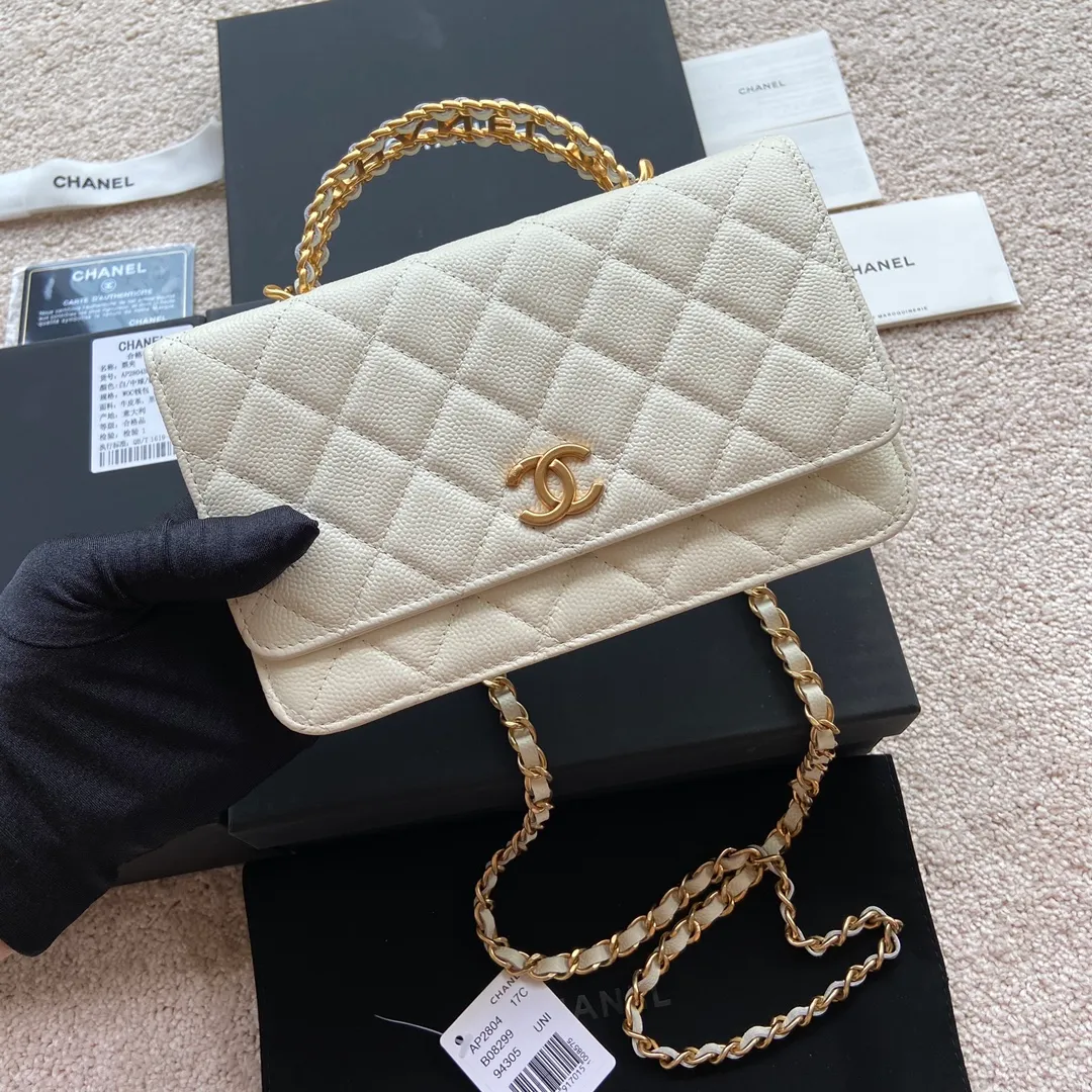 Xiaoxiang imported Italian grained calfskin Item number: AP5608 💰:920 Size: w20×h13×d3.5cm Color: white medium ball pattern golden steel mark