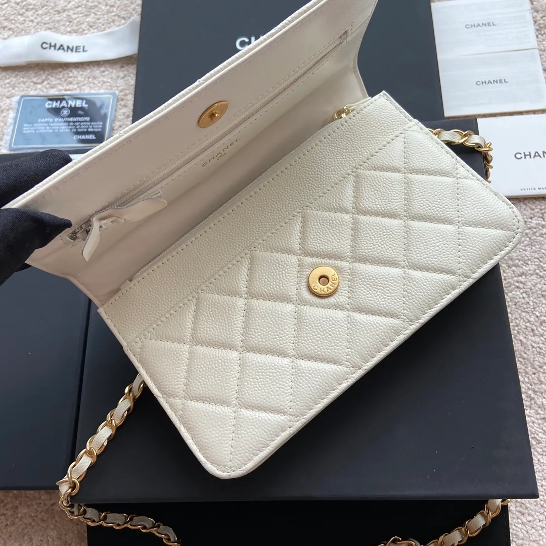 Xiaoxiang imported Italian grained calfskin Item number: AP5608 💰:920 Size: w20×h13×d3.5cm Color: white medium ball pattern golden steel mark