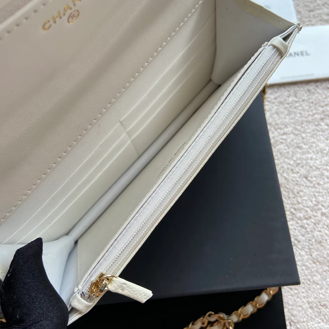 Xiaoxiang imported Italian grained calfskin Item number: AP5608 💰:920 Size: w20×h13×d3.5cm Color: white medium ball pattern golden steel mark