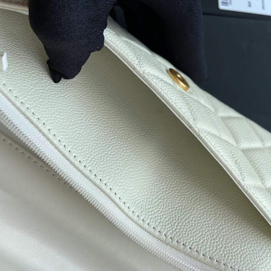 Xiaoxiang imported Italian grained calfskin Item number: AP5608 💰:920 Size: w20×h13×d3.5cm Color: white medium ball pattern golden steel mark