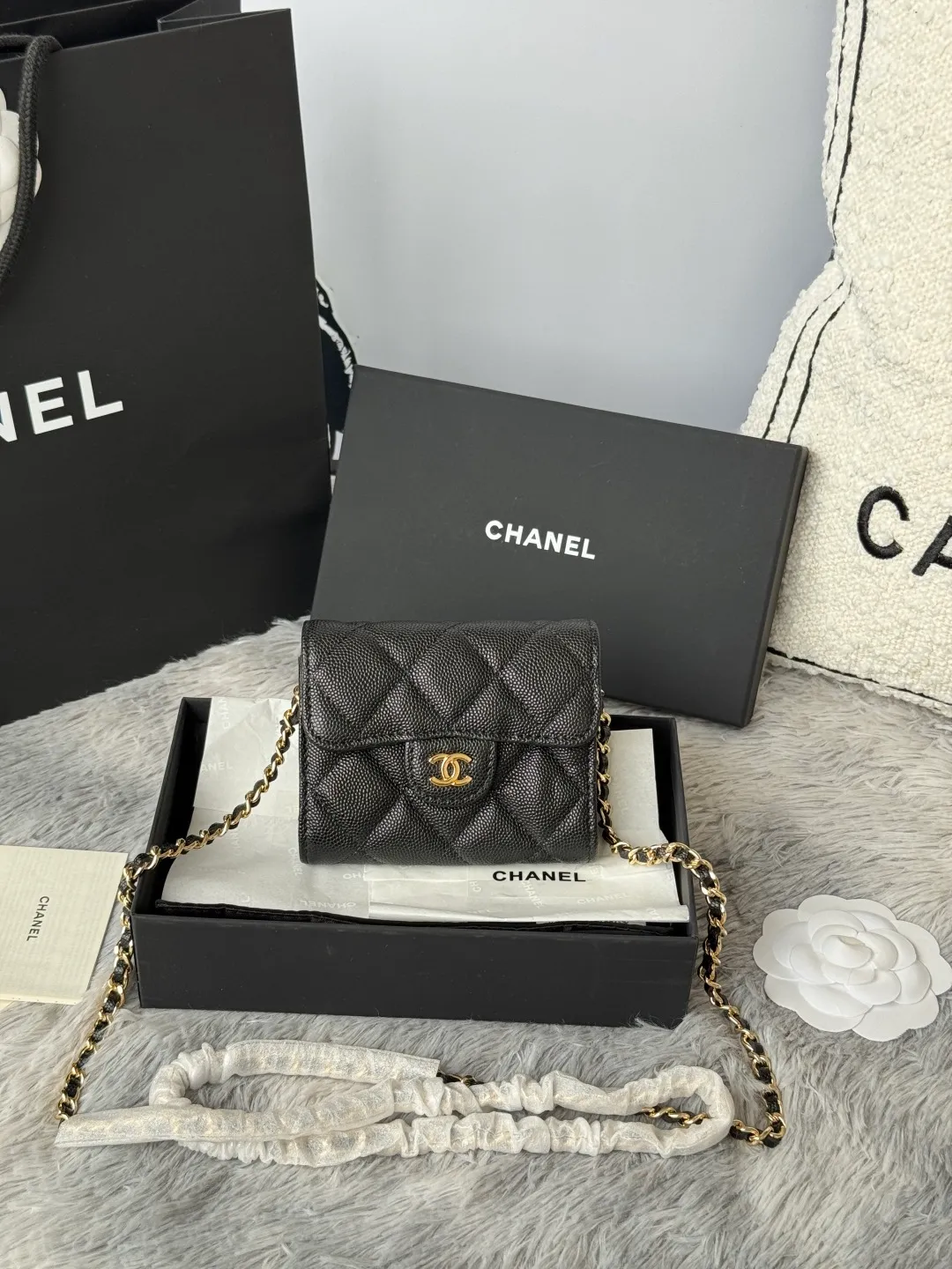 💰360💰Xiaoxiang chain bag, mini cute version. Can hold lipstick, credit card and some small change. Style number: A81082 Size: 8.5*12.5*2.5cm. Full set of packaging, box card, ribbon and cloth bag. Made of caviar cowhide, original quality. Exclusive photography🎬