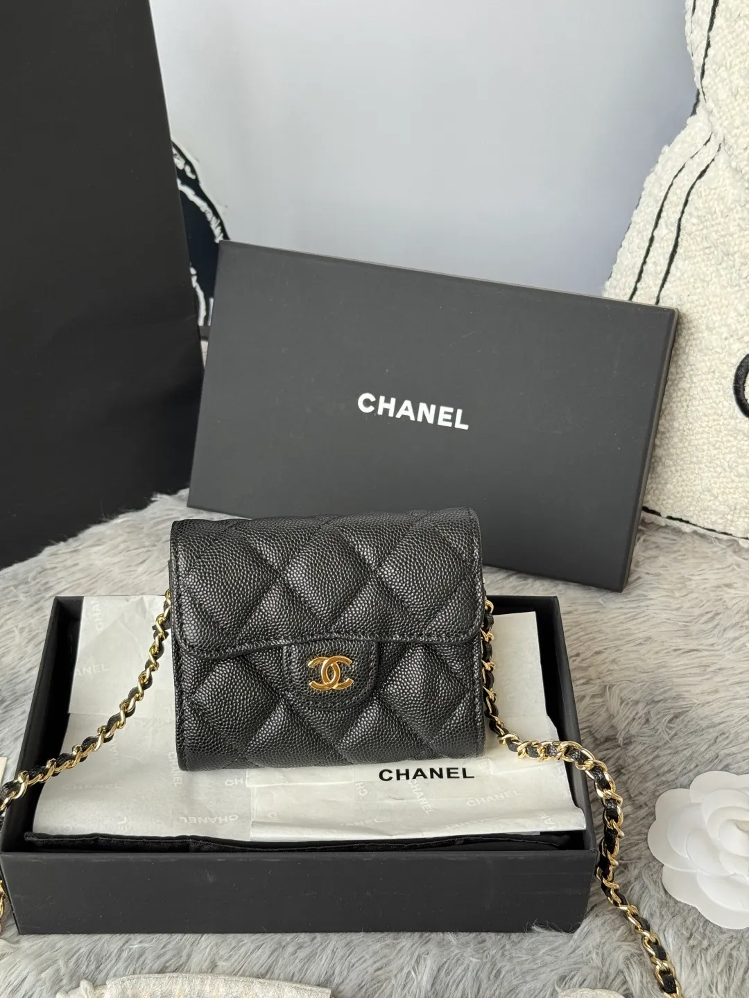 💰360💰Xiaoxiang chain bag, mini cute version. Can hold lipstick, credit card and some small change. Style number: A81082 Size: 8.5*12.5*2.5cm. Full set of packaging, box card, ribbon and cloth bag. Made of caviar cowhide, original quality. Exclusive photography🎬