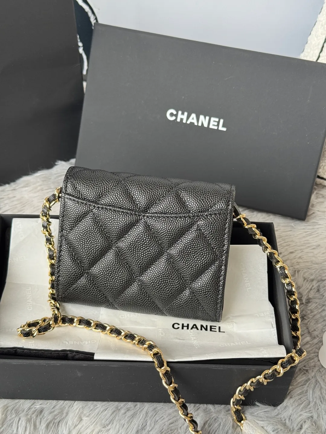 💰360💰Xiaoxiang chain bag, mini cute version. Can hold lipstick, credit card and some small change. Style number: A81082 Size: 8.5*12.5*2.5cm. Full set of packaging, box card, ribbon and cloth bag. Made of caviar cowhide, original quality. Exclusive photography🎬