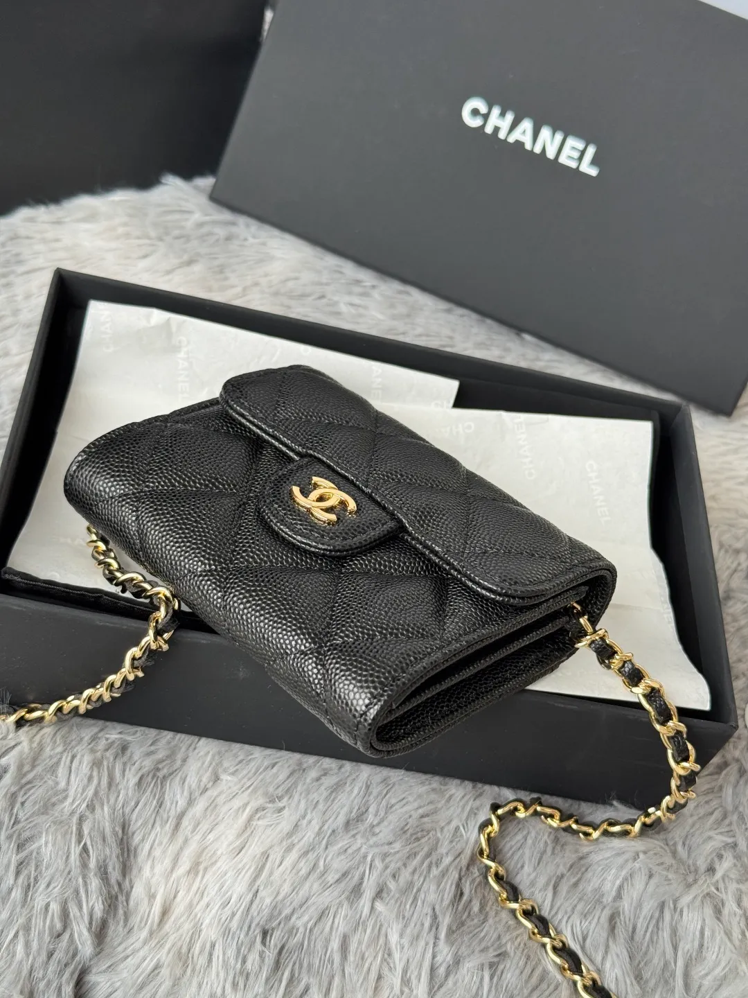 💰360💰Xiaoxiang chain bag, mini cute version. Can hold lipstick, credit card and some small change. Style number: A81082 Size: 8.5*12.5*2.5cm. Full set of packaging, box card, ribbon and cloth bag. Made of caviar cowhide, original quality. Exclusive photography🎬