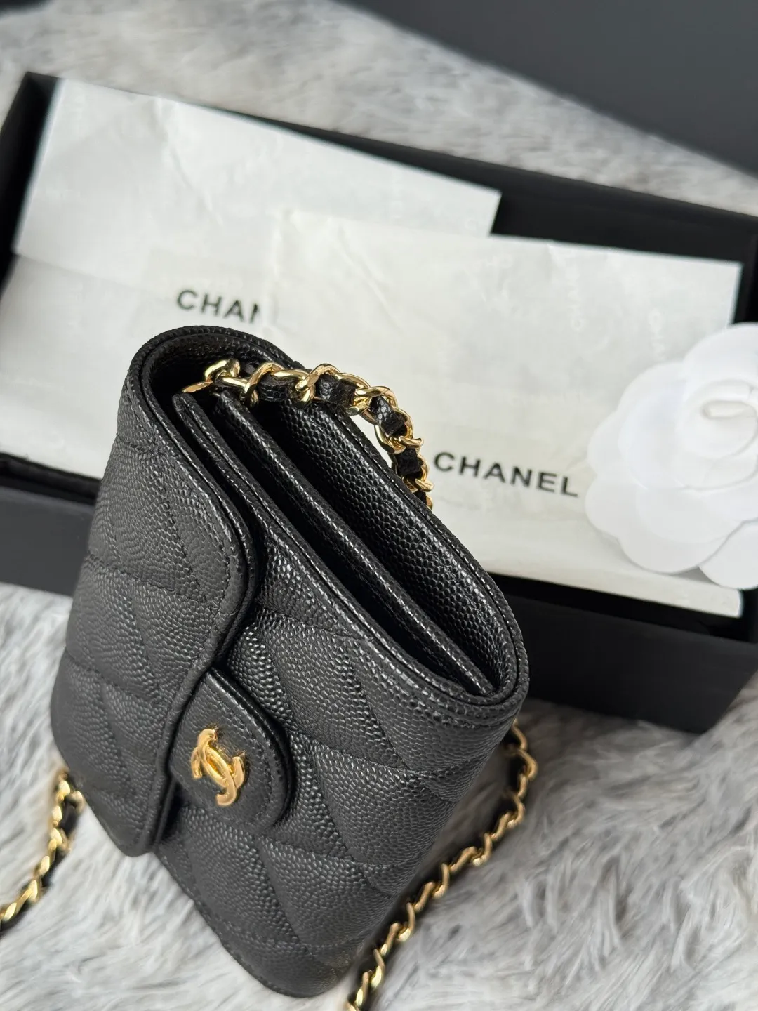 💰360💰Xiaoxiang chain bag, mini cute version. Can hold lipstick, credit card and some small change. Style number: A81082 Size: 8.5*12.5*2.5cm. Full set of packaging, box card, ribbon and cloth bag. Made of caviar cowhide, original quality. Exclusive photography🎬