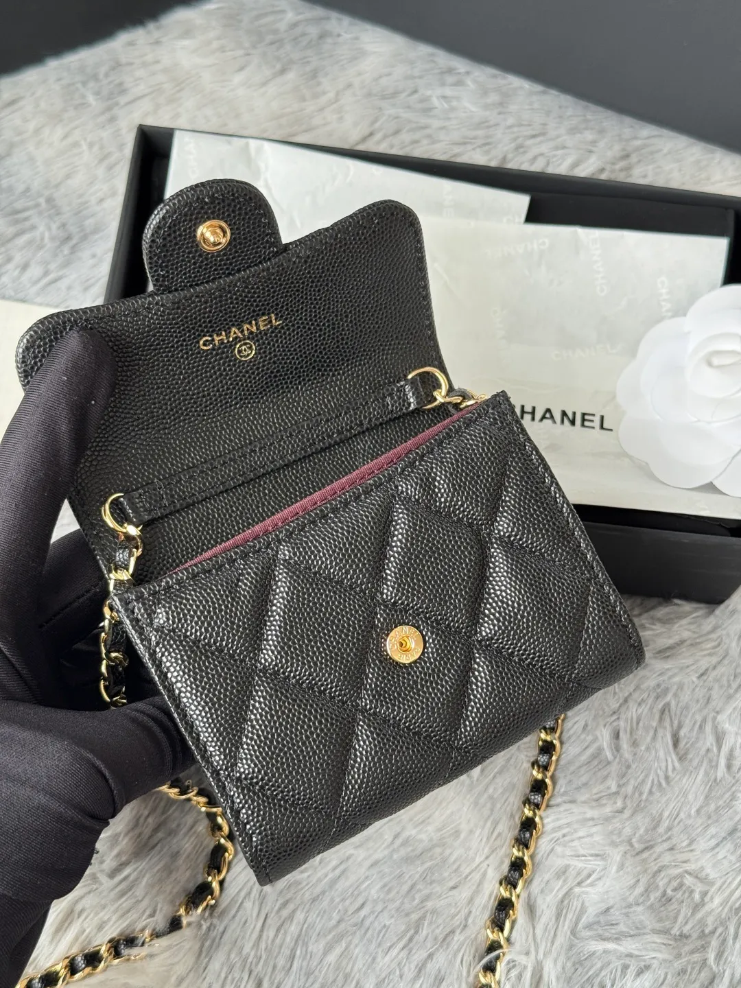 💰360💰Xiaoxiang chain bag, mini cute version. Can hold lipstick, credit card and some small change. Style number: A81082 Size: 8.5*12.5*2.5cm. Full set of packaging, box card, ribbon and cloth bag. Made of caviar cowhide, original quality. Exclusive photography🎬