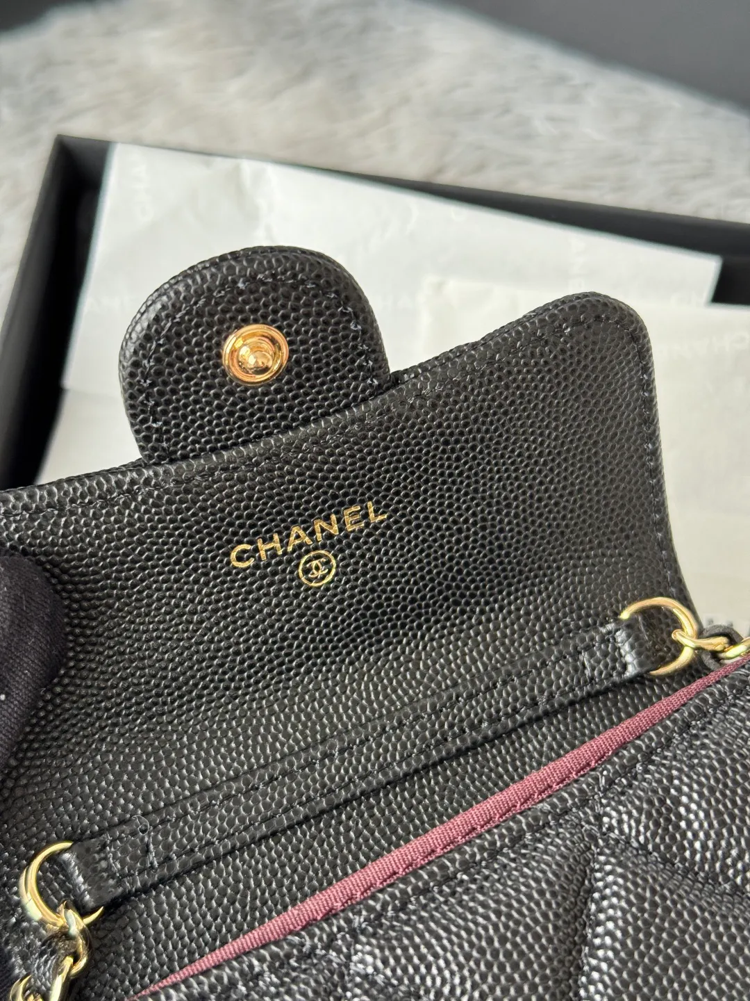 💰360💰Xiaoxiang chain bag, mini cute version. Can hold lipstick, credit card and some small change. Style number: A81082 Size: 8.5*12.5*2.5cm. Full set of packaging, box card, ribbon and cloth bag. Made of caviar cowhide, original quality. Exclusive photography🎬