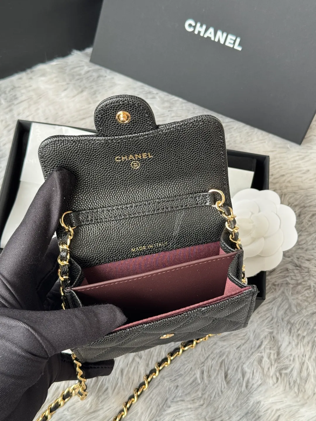 💰360💰Xiaoxiang chain bag, mini cute version. Can hold lipstick, credit card and some small change. Style number: A81082 Size: 8.5*12.5*2.5cm. Full set of packaging, box card, ribbon and cloth bag. Made of caviar cowhide, original quality. Exclusive photography🎬