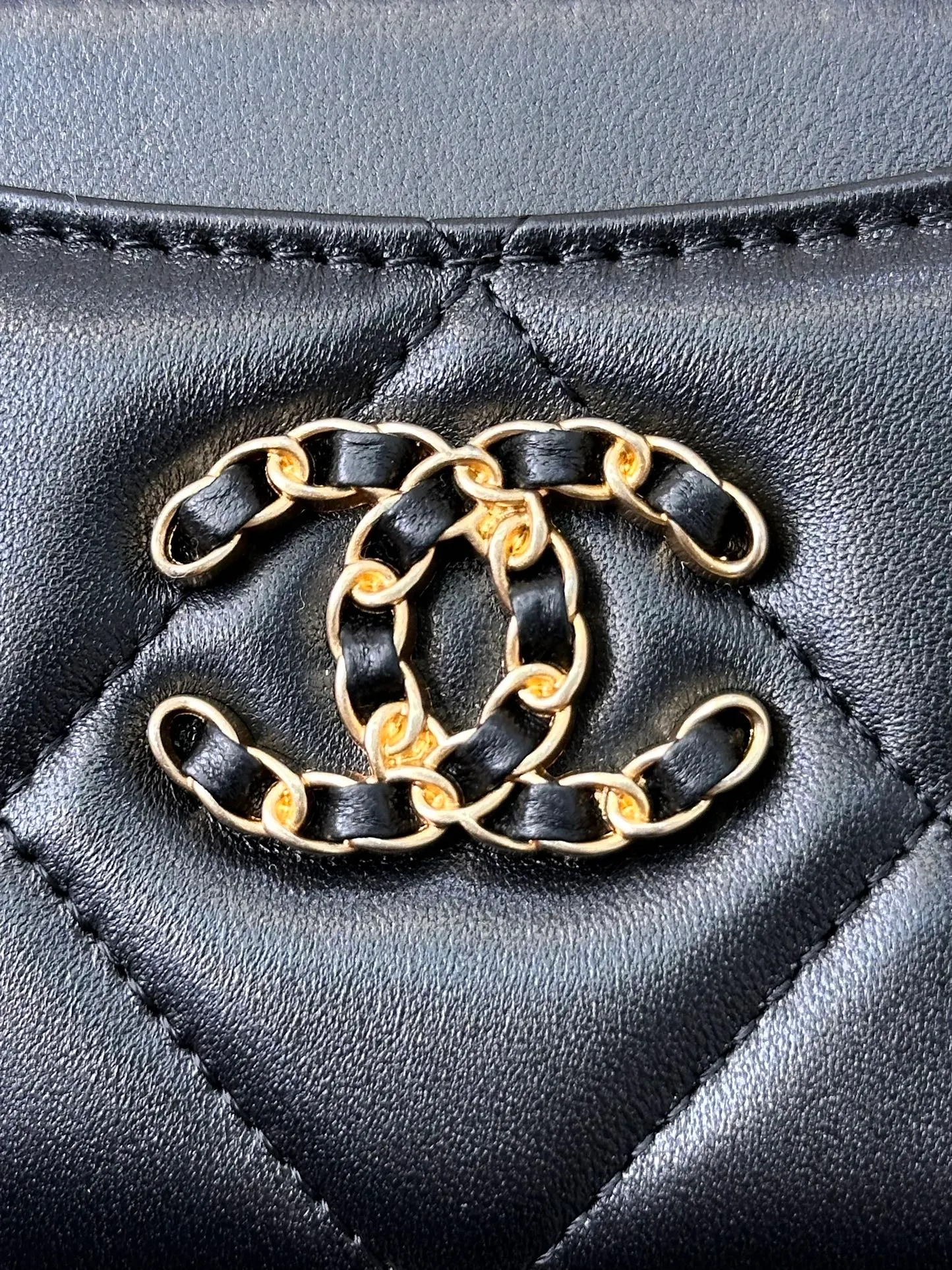 3176/3179 1️⃣The brand customer supplies Xiaoxiang double C.logo logo hardware to highlight the brand recognition. The classic logo logo bright hardware has a mellow color. The whole thing shows Xiaoxiang’s ultimate high-quality craftsmanship. This is hardware that requires the original factory’s unique electroplating process effect to make it. The whole thing is exquisite 2️⃣ The black color with red lining adds a sense of luxury. It is compact, practical and very attractive. Nowadays, I almost never take cash with me when I go out. I mostly use ID cards and bank cards. It’s great to put some loose money in the spare space! It won’t be as bulging as a wallet, and it won’t be bulky and take up space when put in a bag~